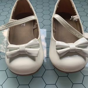 White toddler Mary Jane shoes size 7